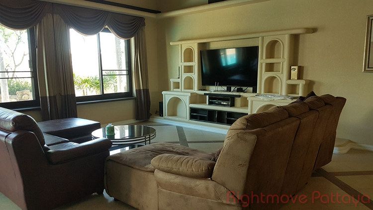 4 Bedrooms House For Sale In East Pattaya - Santa Maria #HS2207