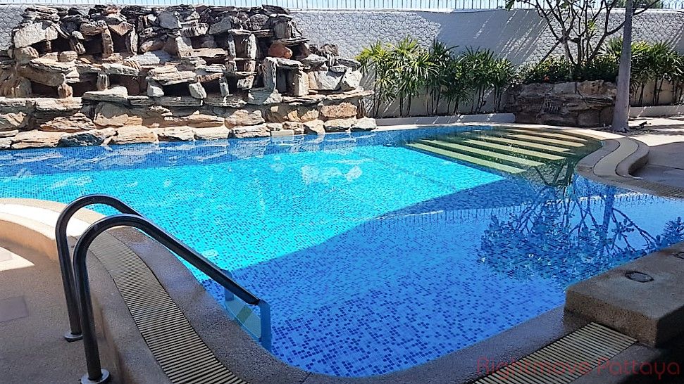 4 Bedrooms House For Sale In East Pattaya - Santa Maria #HS2207