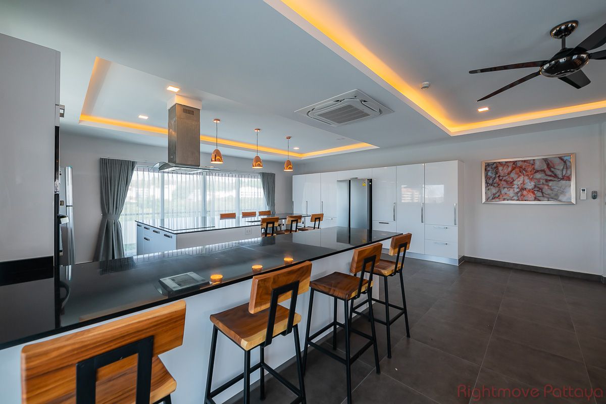 5 Bedrooms Condo For Rent In Pratumnak - Tudor Court #CR2571