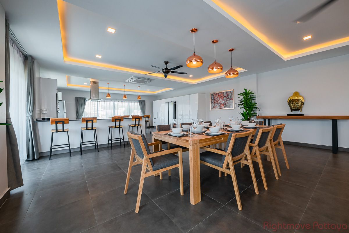5 Bedrooms Condo For Sale In Pratumnak - Tudor Court #CS5177