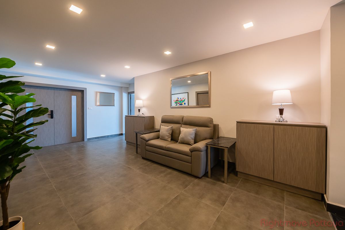 5 Bedrooms Condo For Sale In Pratumnak - Tudor Court #CS5177
