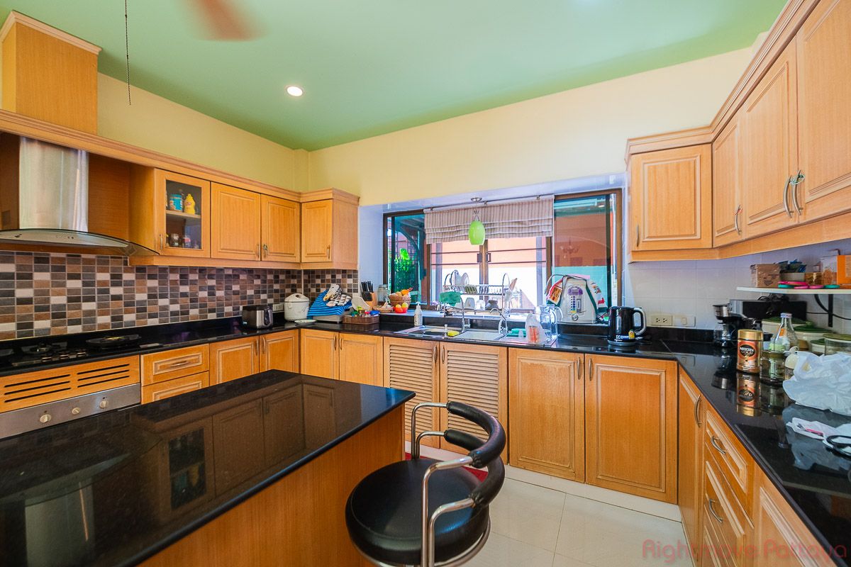 4 ห้องนอน บ้าน สำหรับขาย ใน พัทยาตะวันออก - Lakeside Court #HS2596