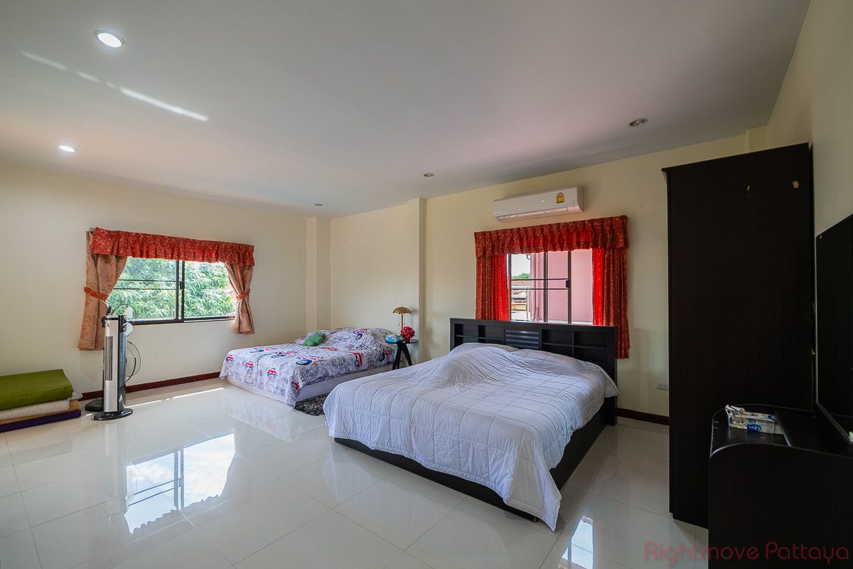 4 ห้องนอน บ้าน สำหรับขาย ใน พัทยาตะวันออก - Lakeside Court #HS2596