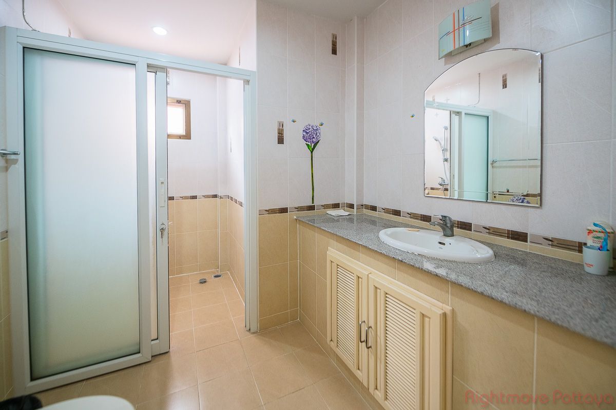 4 ห้องนอน บ้าน สำหรับขาย ใน พัทยาตะวันออก - Lakeside Court #HS2596