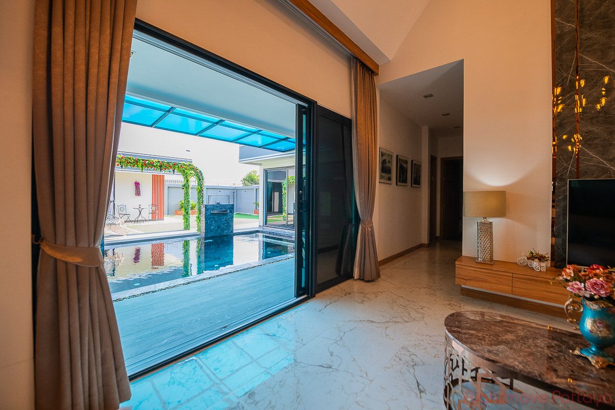 5 Bedrooms House For Sale In East Pattaya - Baan Mae Pool Villa 1 #HS2692