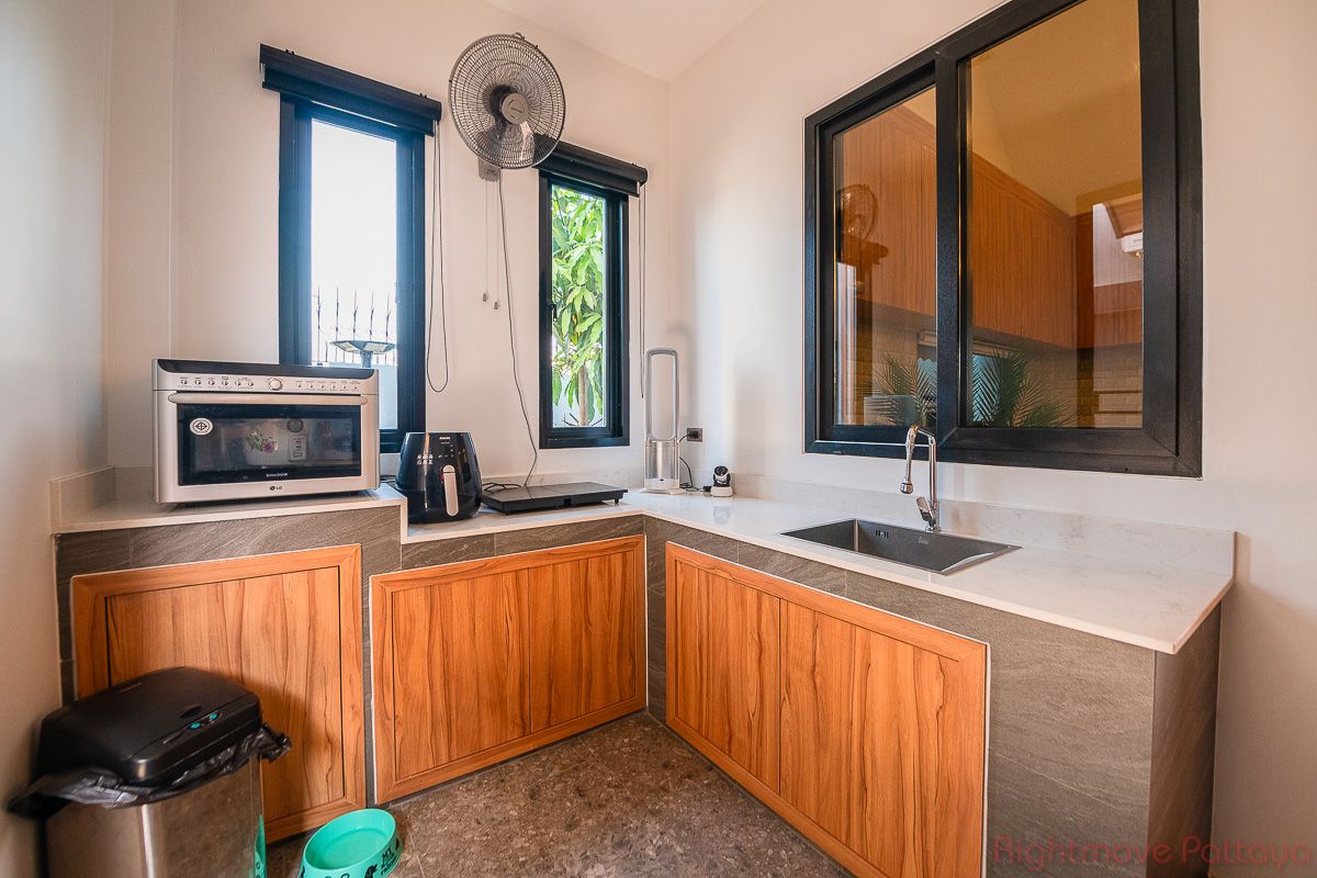 5 Bedrooms House For Sale In East Pattaya - Baan Mae Pool Villa 1 #HS2692