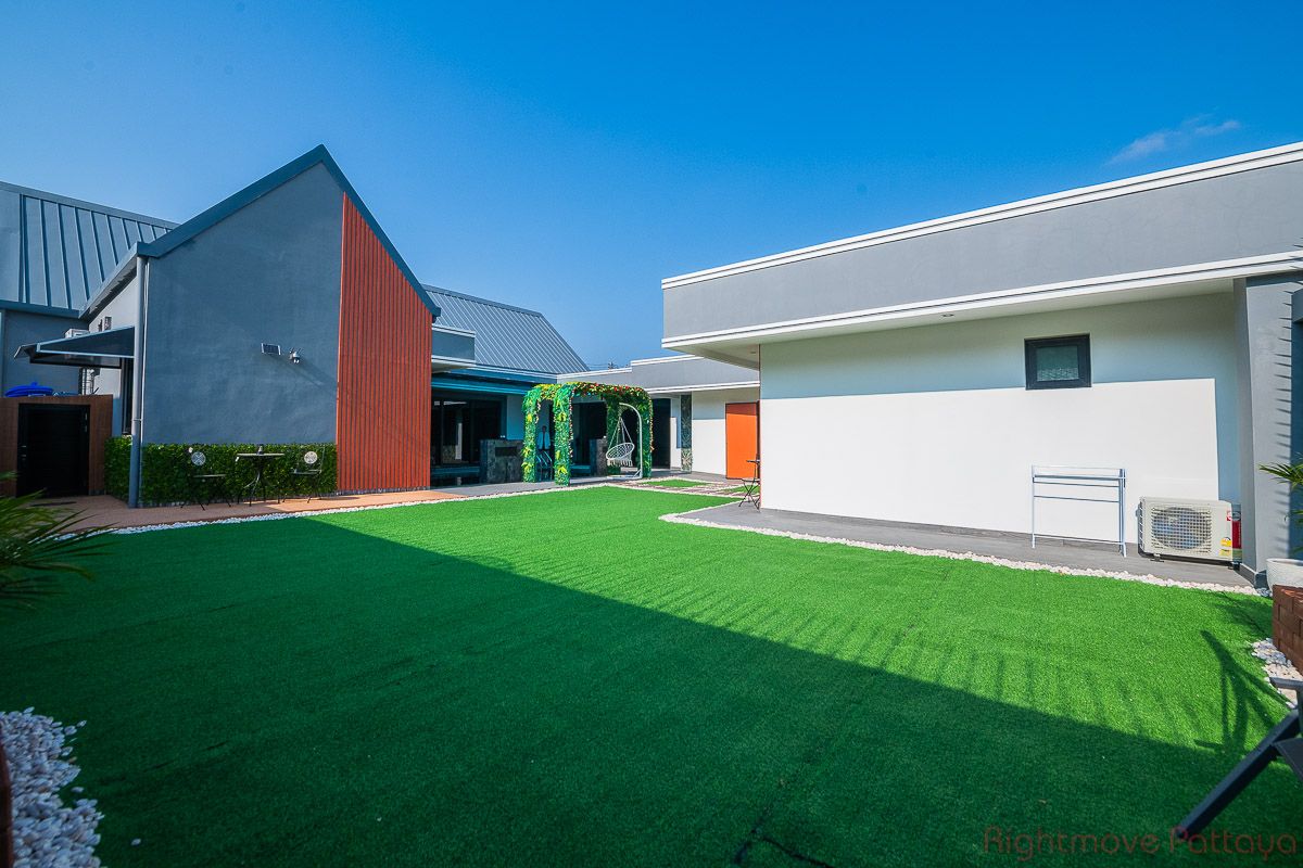 5 Bedrooms House For Sale In East Pattaya - Baan Mae Pool Villa 1 #HS2692