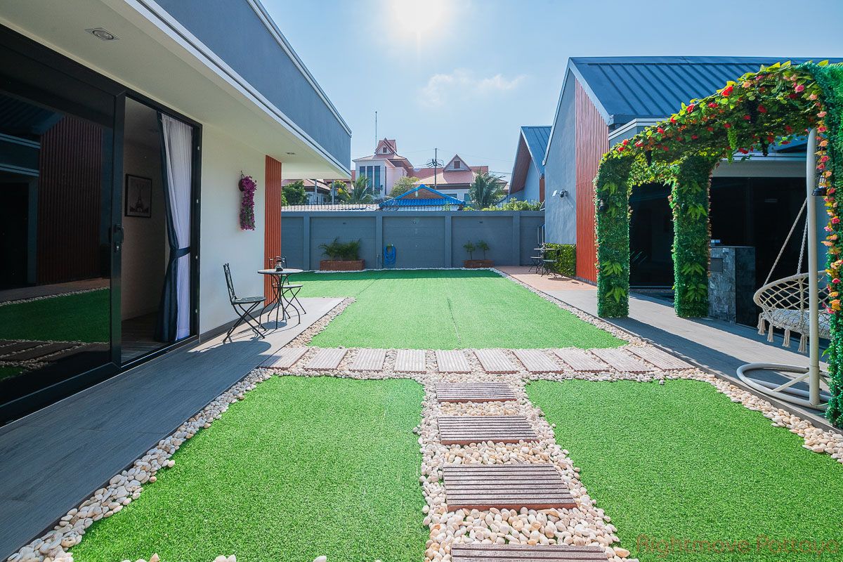 5 Bedrooms House For Sale In East Pattaya - Baan Mae Pool Villa 1 #HS2692