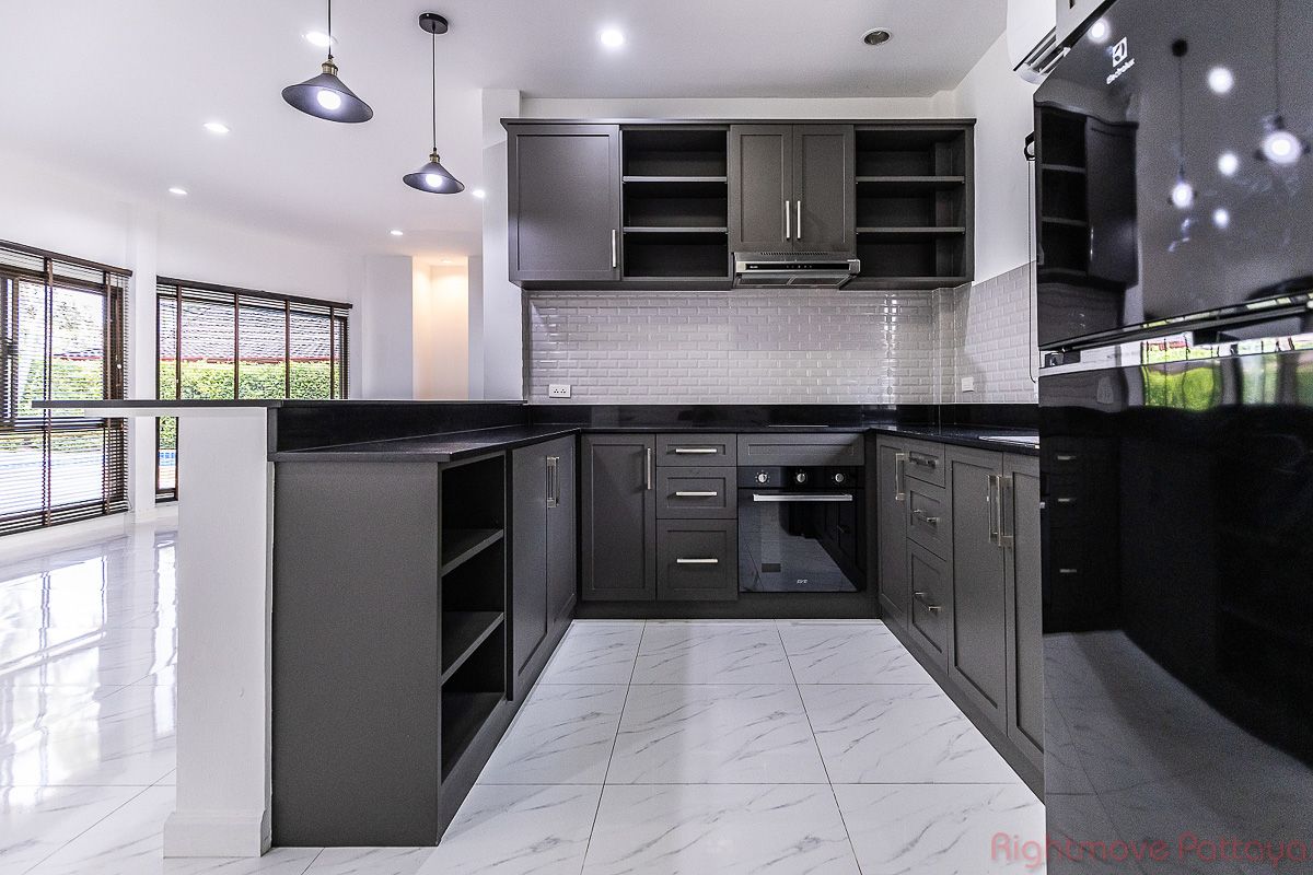 3 ห้องนอน บ้าน สำหรับขาย ใน พัทยาตะวันออก - Pattaya Land & House #HS2693