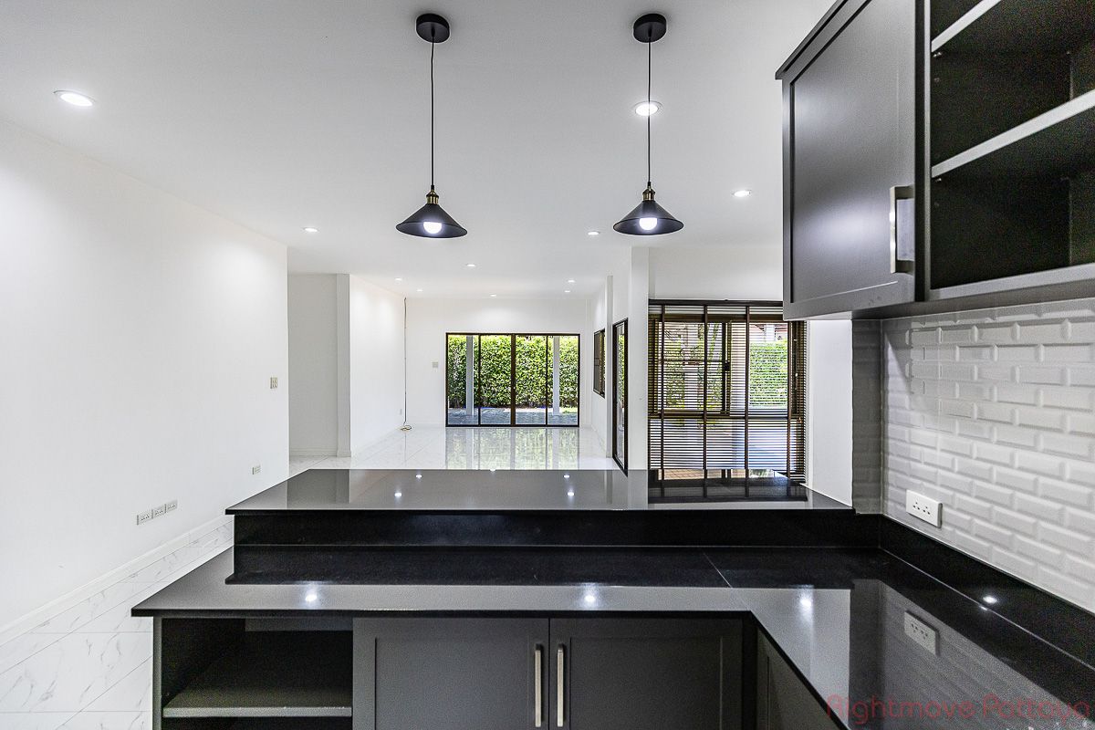 3 ห้องนอน บ้าน สำหรับขาย ใน พัทยาตะวันออก - Pattaya Land & House #HS2693