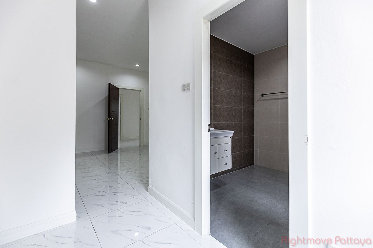 3 ห้องนอน บ้าน สำหรับขาย ใน พัทยาตะวันออก - Pattaya Land & House #HS2693