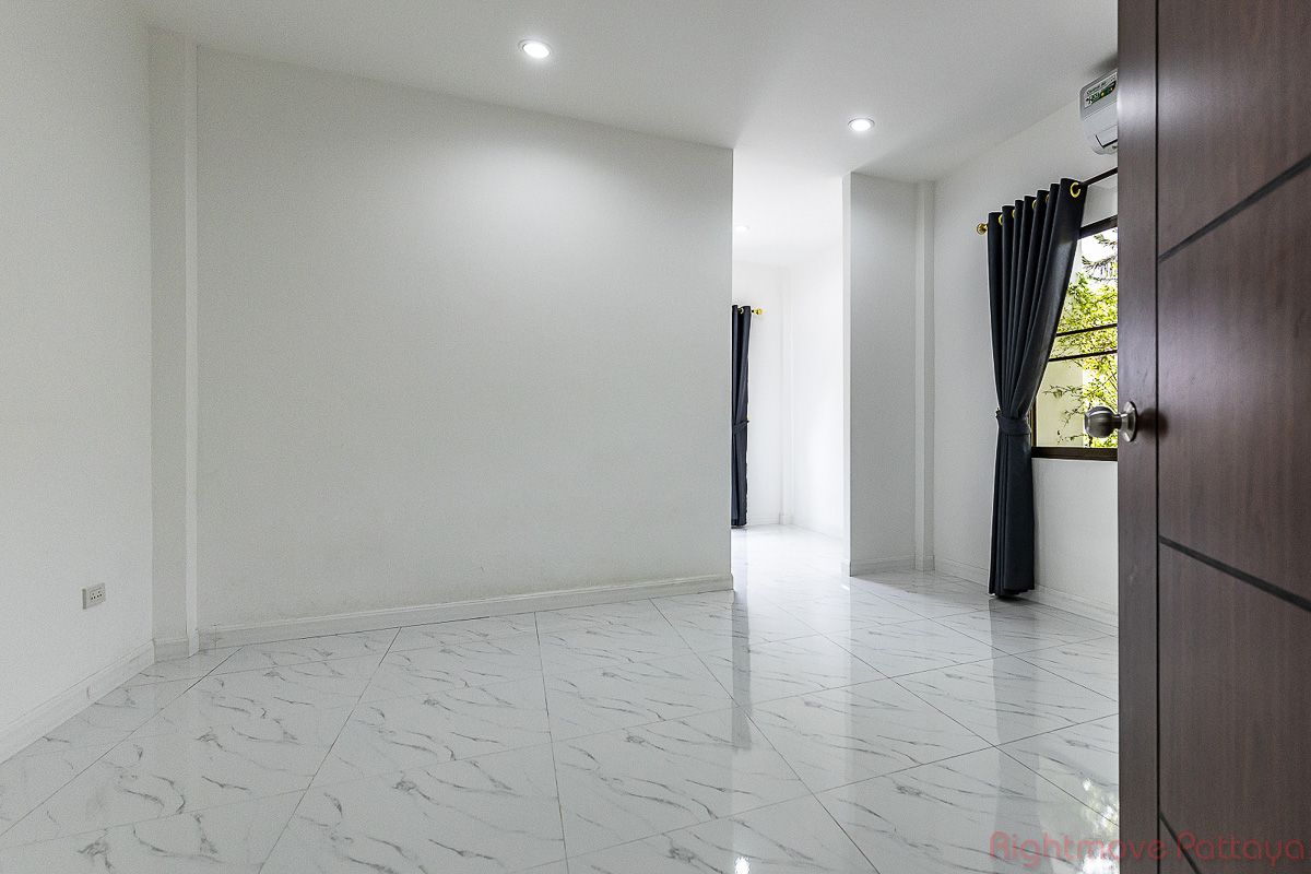 3 ห้องนอน บ้าน สำหรับขาย ใน พัทยาตะวันออก - Pattaya Land & House #HS2693
