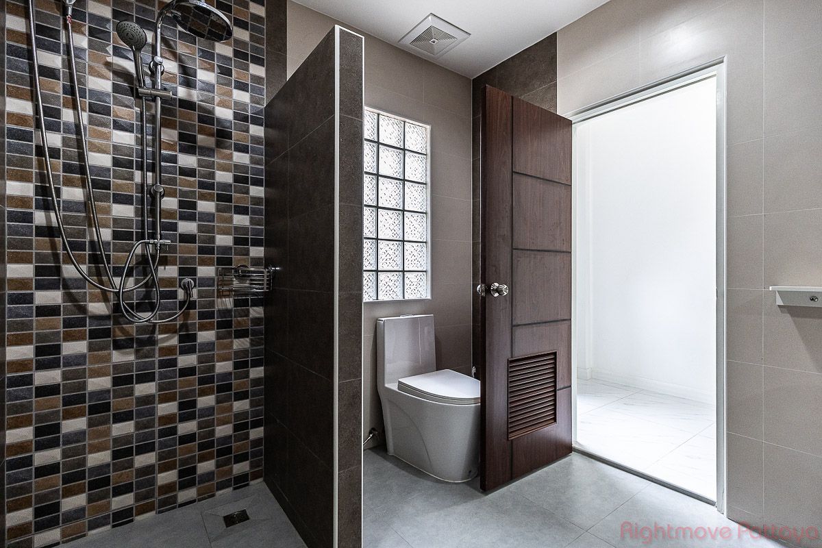 3 ห้องนอน บ้าน สำหรับขาย ใน พัทยาตะวันออก - Pattaya Land & House #HS2693