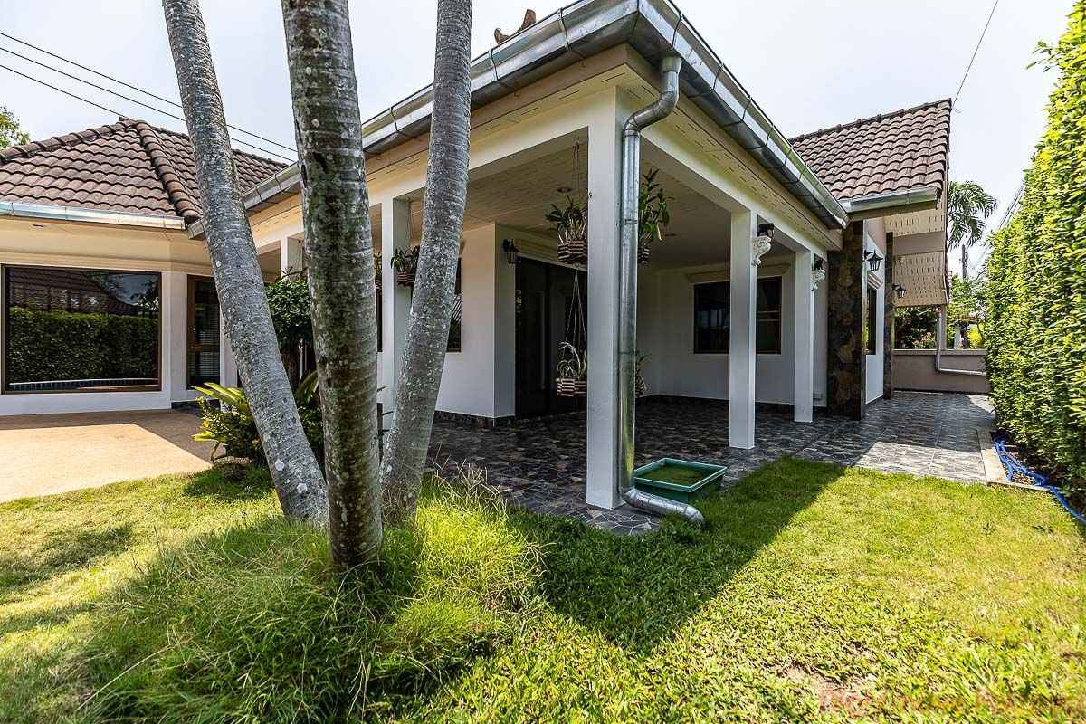 3 ห้องนอน บ้าน สำหรับขาย ใน พัทยาตะวันออก - Pattaya Land & House #HS2693